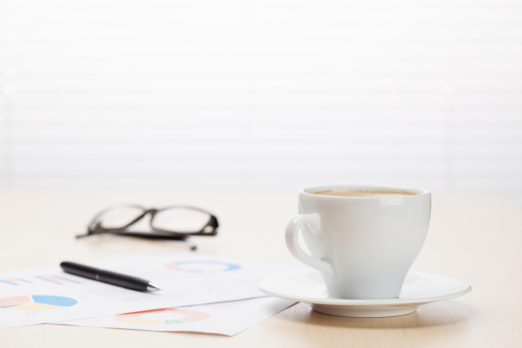 Einladendes Büro mit Kaffeetassen