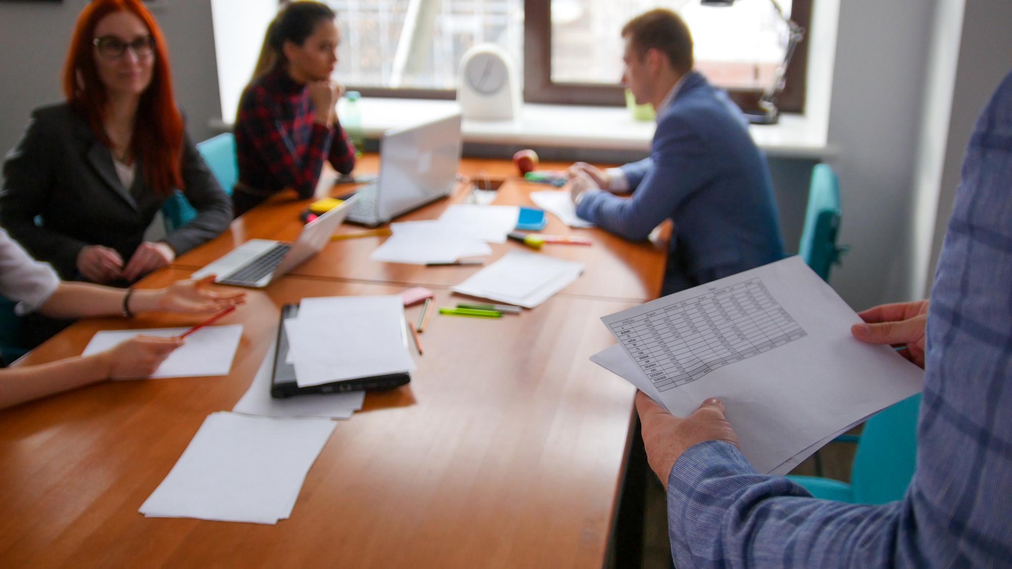 Workshopraum mit Teilnehmenden und Notizen